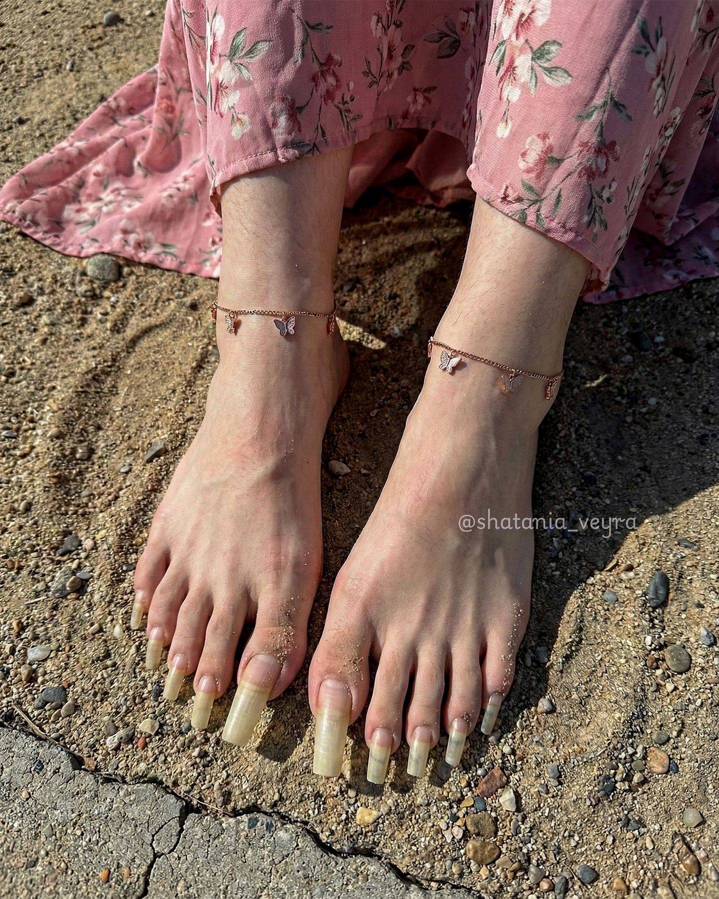 shatania veyra long toenails
