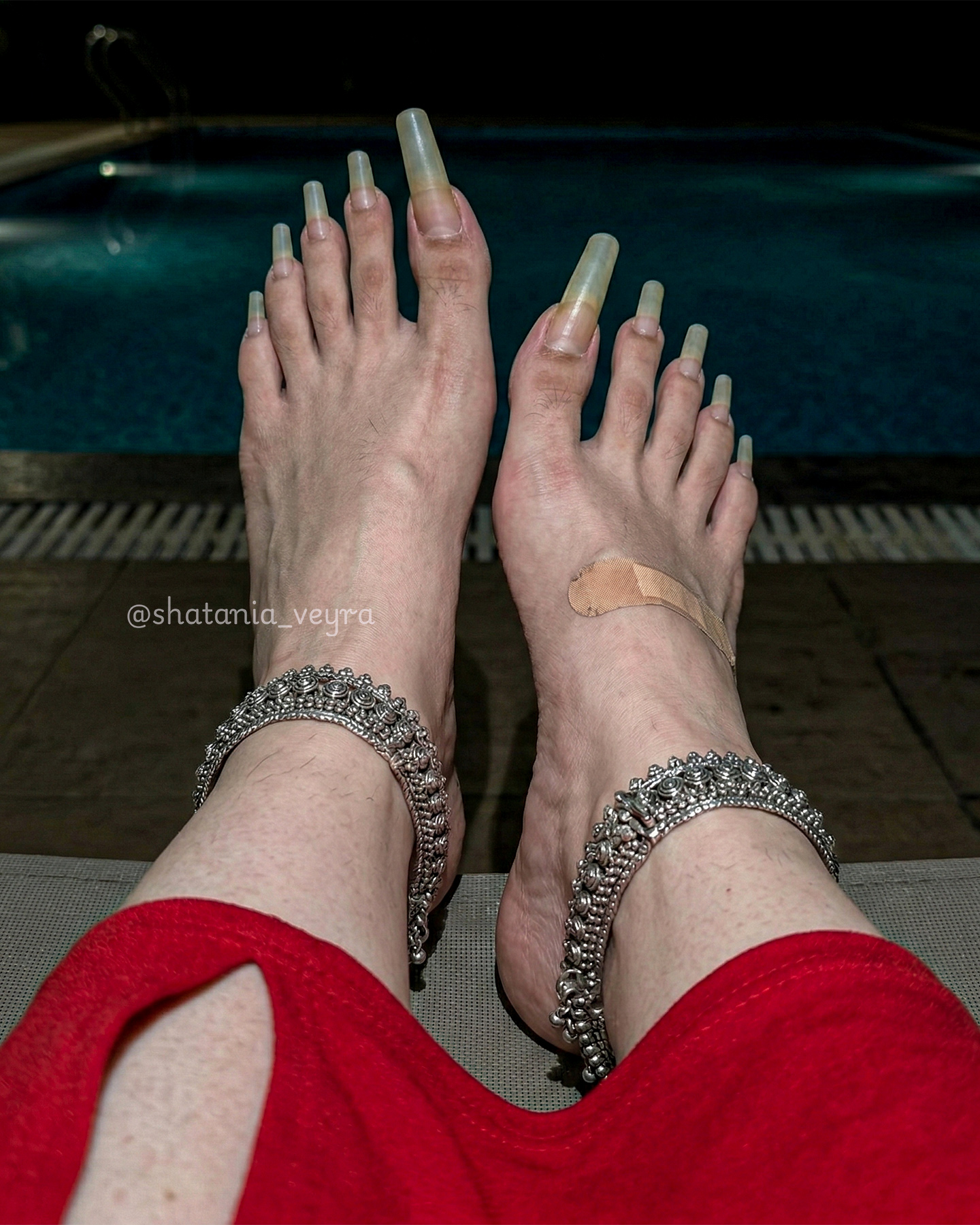 shatania veyra long toenails